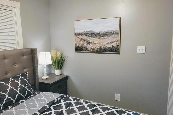 Nice house with private parking king bed fenced yard
