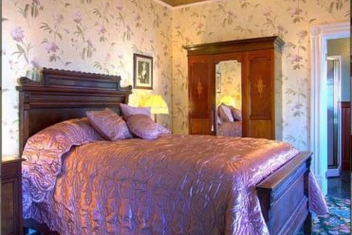 Gingerbread Mansion Inn