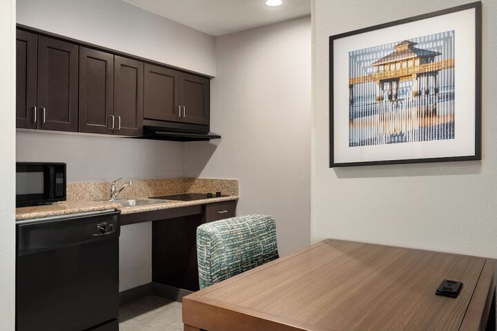Homewood Suites by Hilton Fort Myers Airport / FGCU