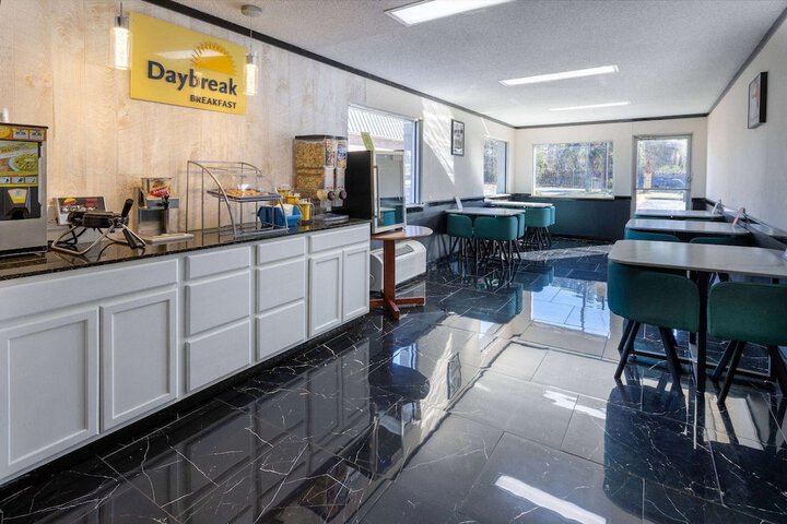 Days Inn by Wyndham Columbia