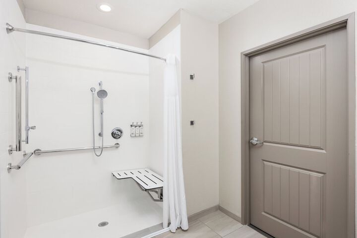 Holiday Inn Express & Suites Green Bay East by IHG