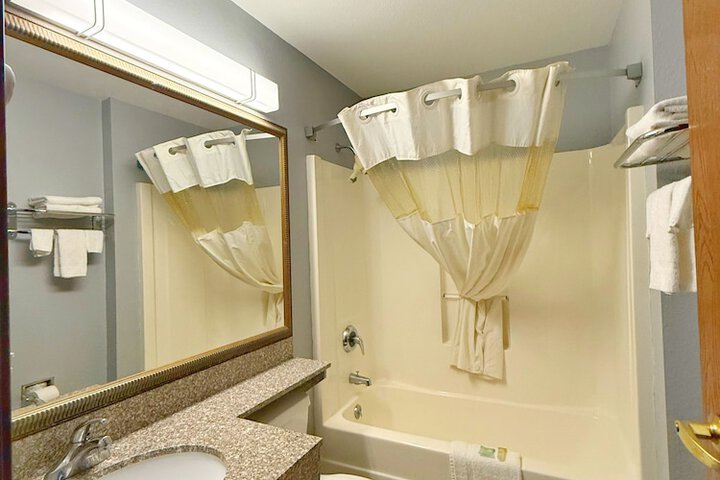 BlissPoint Inn & Suites Northwood