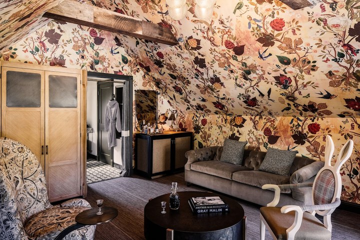 Room 11 of 34
