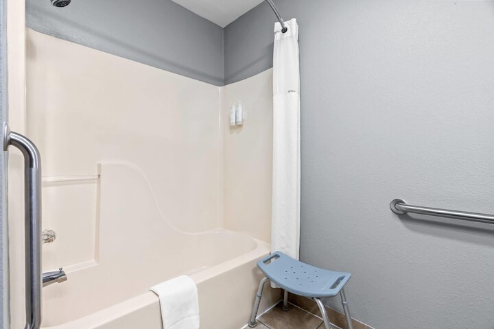 Super 8 by Wyndham Farmington