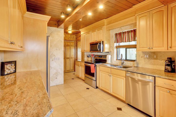 Lakefront Home w / Game Room Kayaks, & Fire Pit
