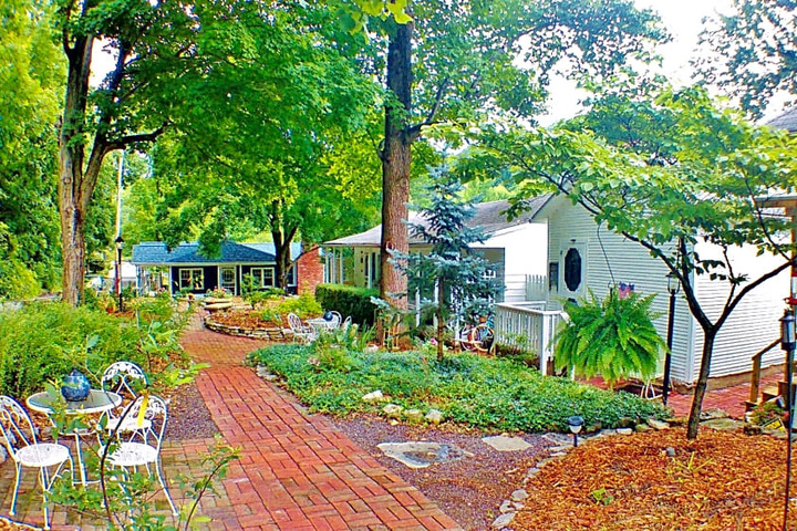 Maple Leaf Cottage Inn