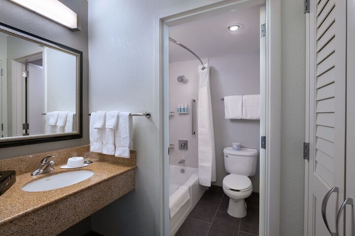 Courtyard by Marriott Dallas Arlington / Entertainment Dist