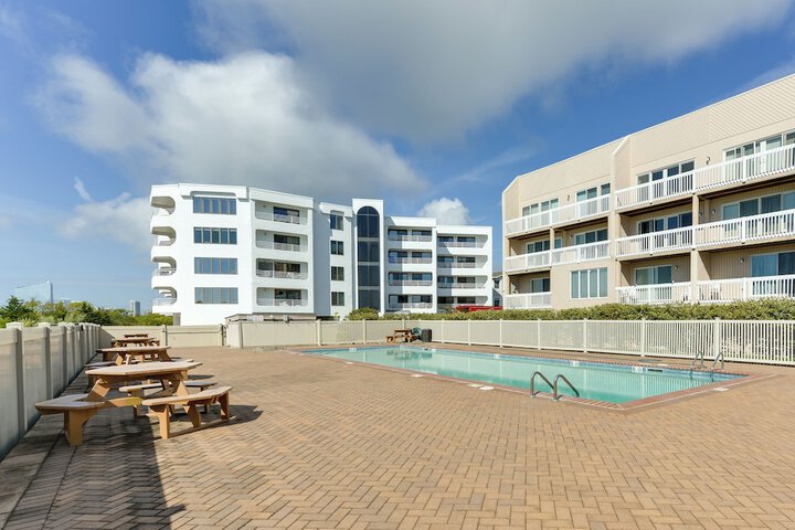 Brigantine Condo w / Beach Access & Pool Views