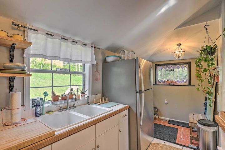 Stylish Woodfin Home w / Backyard & Fire Pit