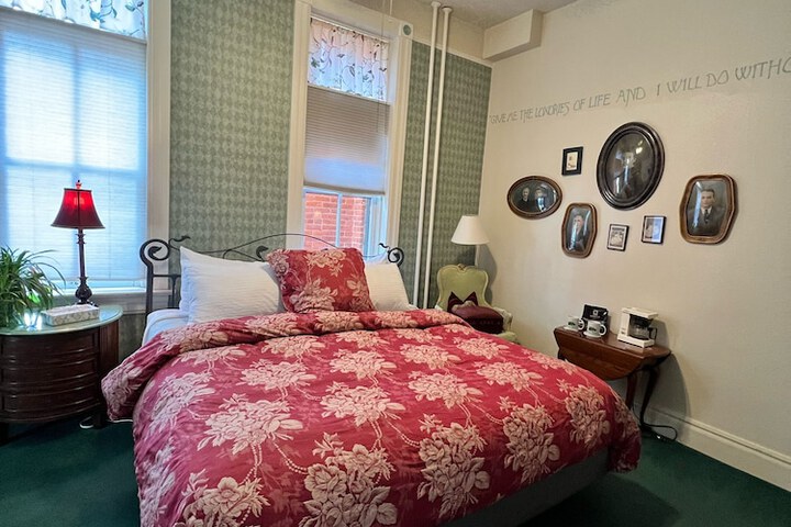 Room 52 of 80