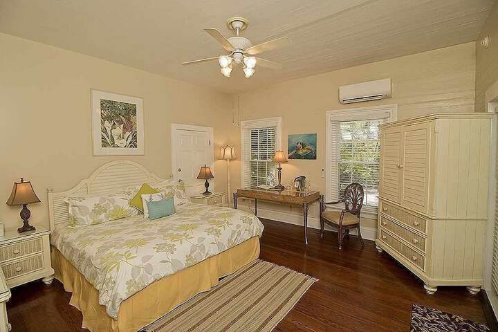 Room 28 of 171