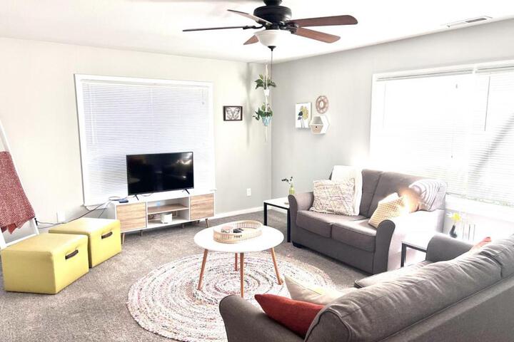 Main St. New with AC Monthly stays Charming Cottage KING BED