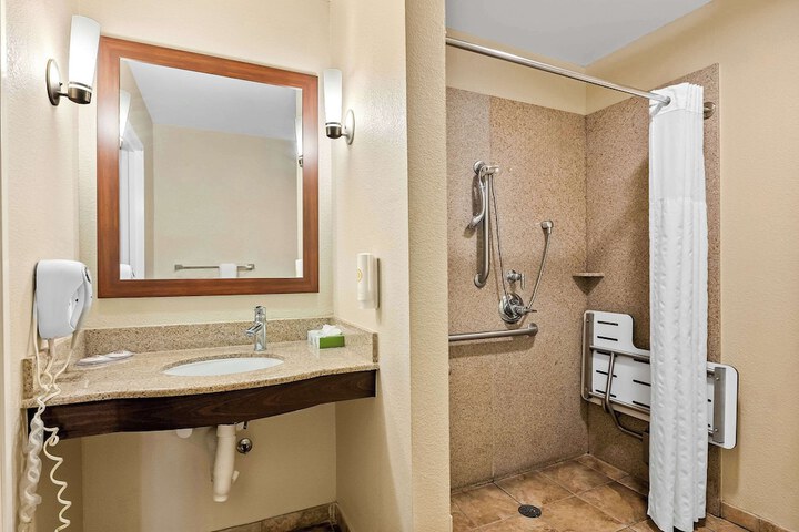 Comfort Suites