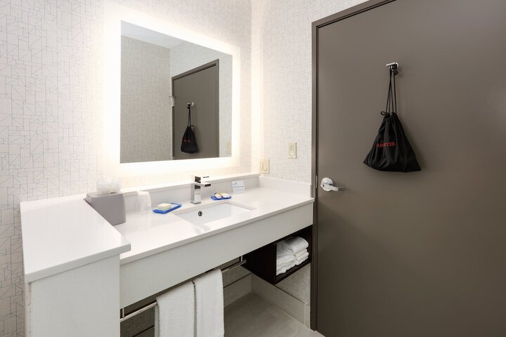 Holiday Inn Express & Suites Dallas NW - Farmers Branch by IHG