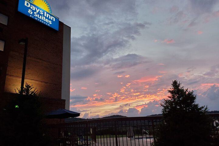 Days Inn & Suites by Wyndham Sutton Flatwoods