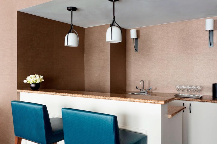 Lounge 64 of 80