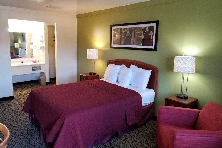 Economy Inn & Suites