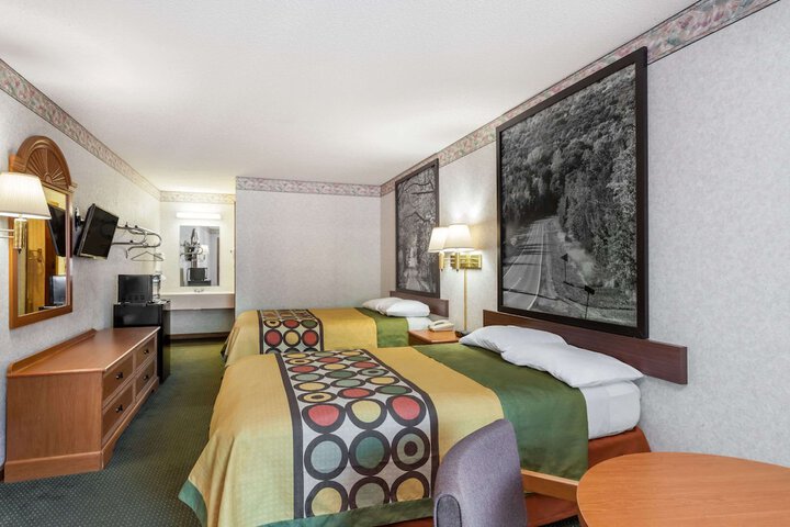 Room 9 of 18