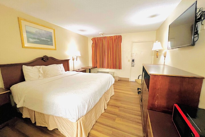 Room 8 of 11