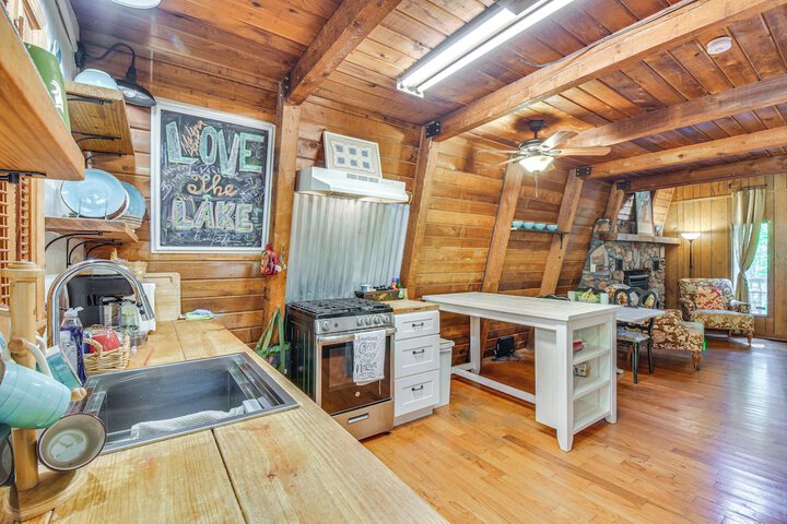 Pet-friendly Lavonia Cabin Walk to Lake Hartwell!