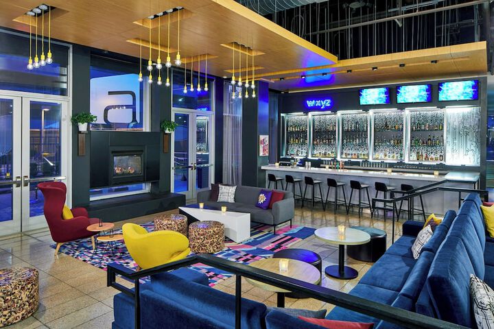 Lounge 53 of 60