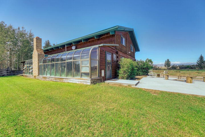 Spacious Pinedale Home w / Mountain Range View