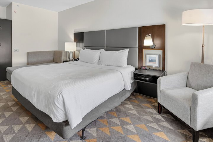Holiday Inn & Suites Dallas-Addison by IHG