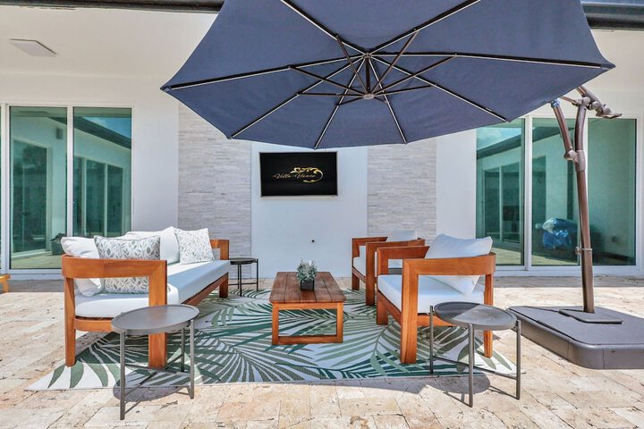 6BR Sleeps 15 Pool BBQ Firepit Games Stables More!