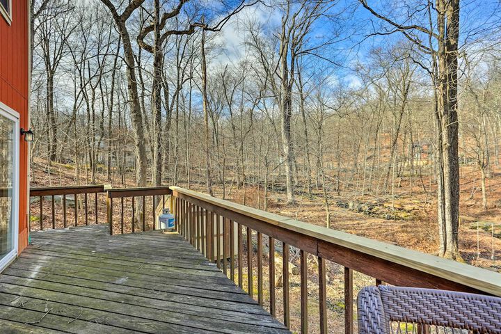 4 Mi to Tubing: Cozy Bushkill Cabin w / Deck!