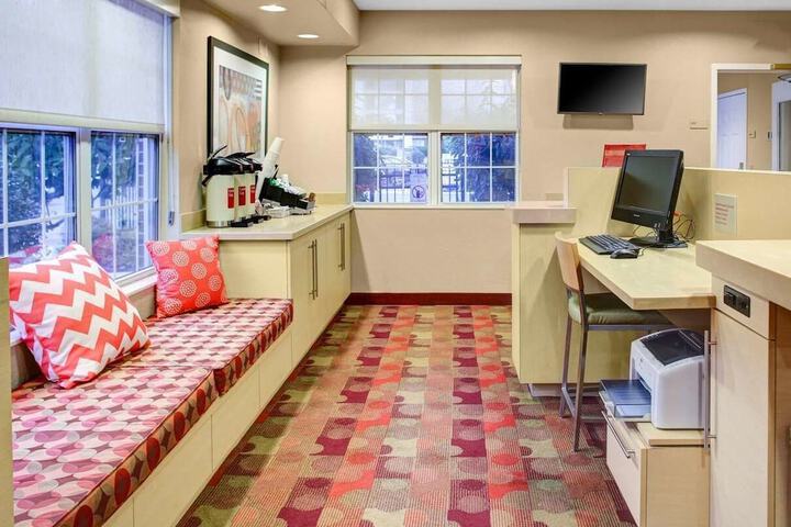 Business Center 23 of 25