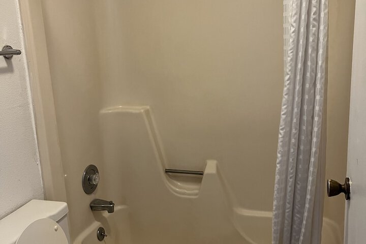 Room 4 of 6