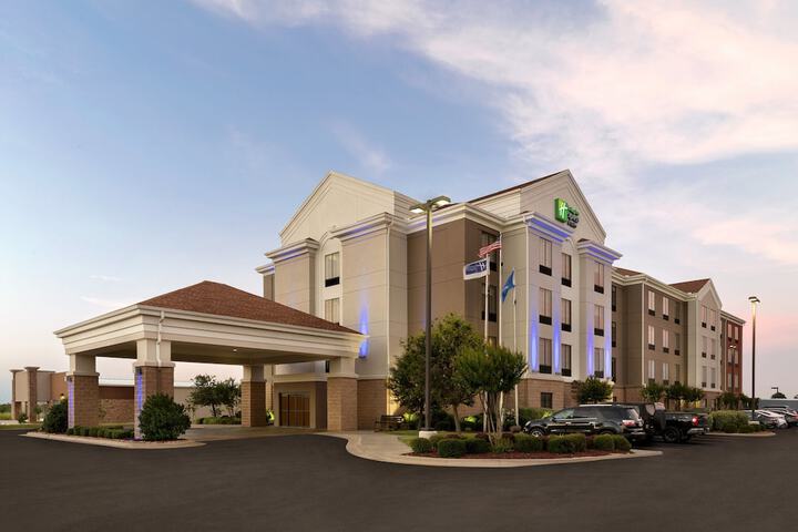 Holiday Inn Express & Suites Shawnee by IHG