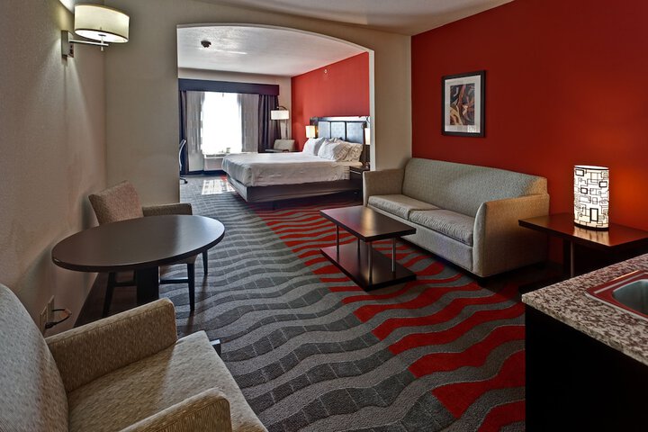 Holiday Inn Express & Suites Wichita Northwest by IHG