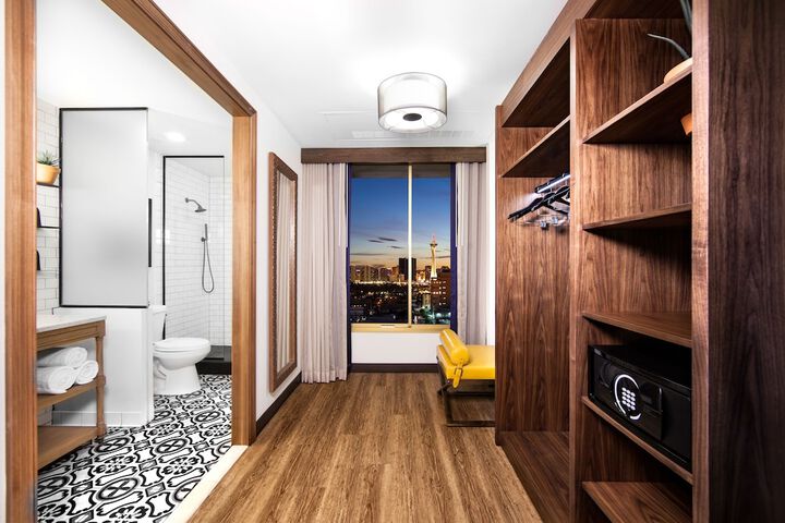Room 32 of 60