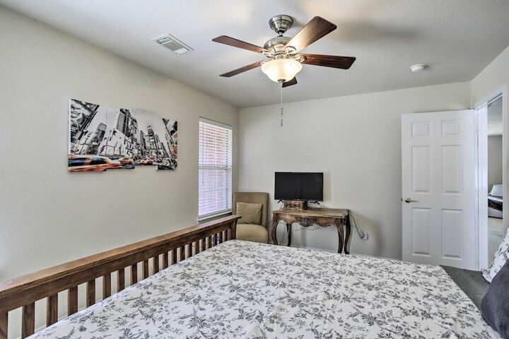Luxe Home 30 Miles to Houston w / Pool & Grill
