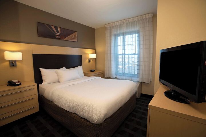 TownePlace Suites by Marriott Republic Airport Long Island