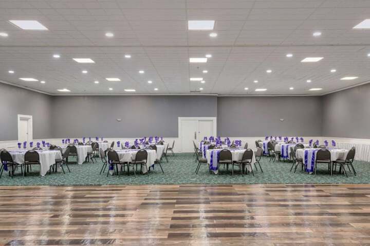 Ballroom/Hall 73 of 86