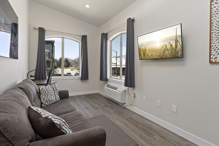 Sandpoint Hotel & Suites Downtown