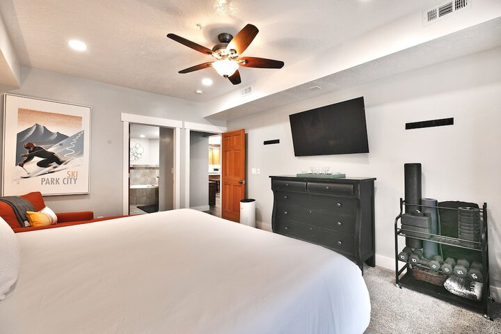 Town Pointe B101 3 Bedroom Condo by RedAwning