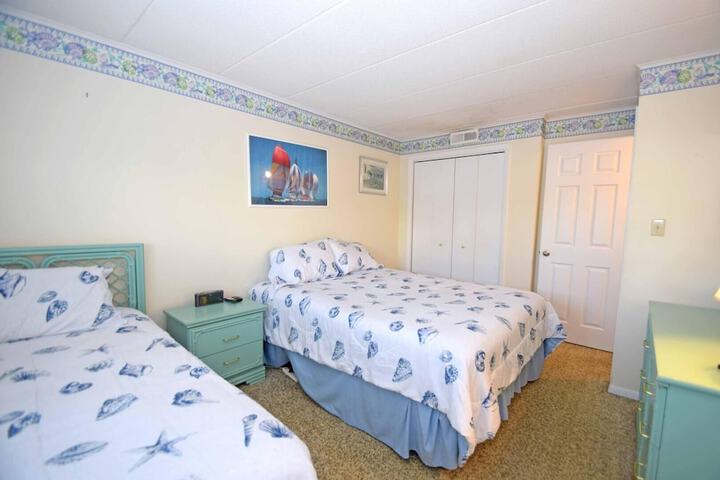 Room 6 of 18