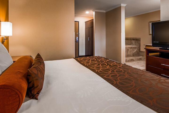 Best Western Plus Landmark Inn