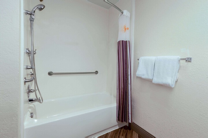 La Quinta Inn & Suites by Wyndham Detroit Utica