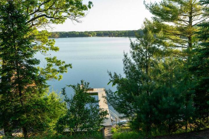 Lakefront Home 4 Bedroom 4 Bath Sleeps 12