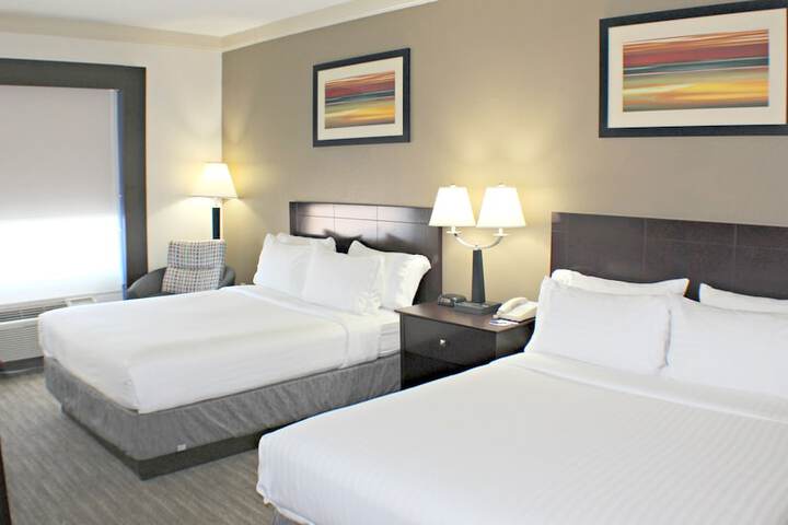 Holiday Inn Express & Suites Plainview by IHG
