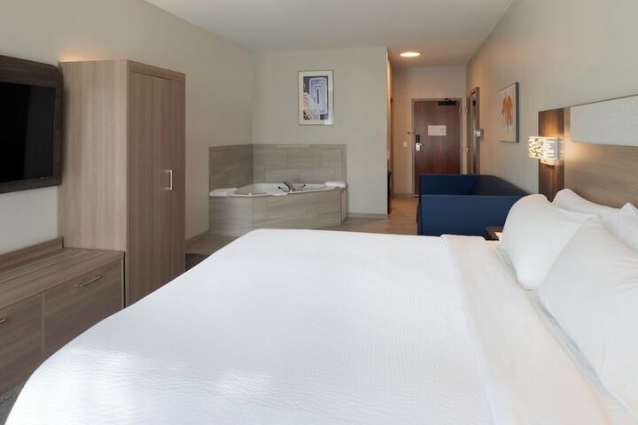 Holiday Inn Express Hotel & Suites Fort Atkinson by IHG