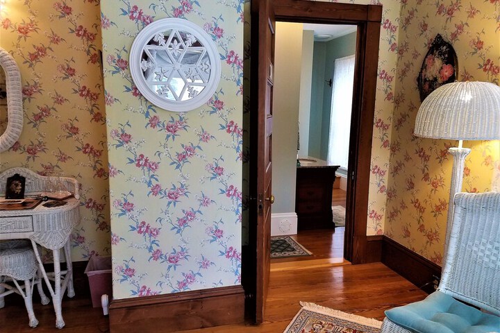 The Jeweled Turret Inn