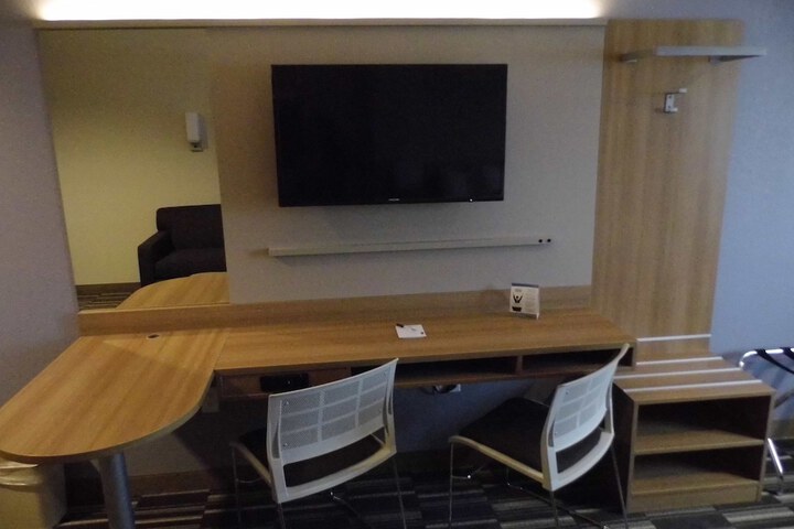 Microtel by Wyndham Vernal / Naples