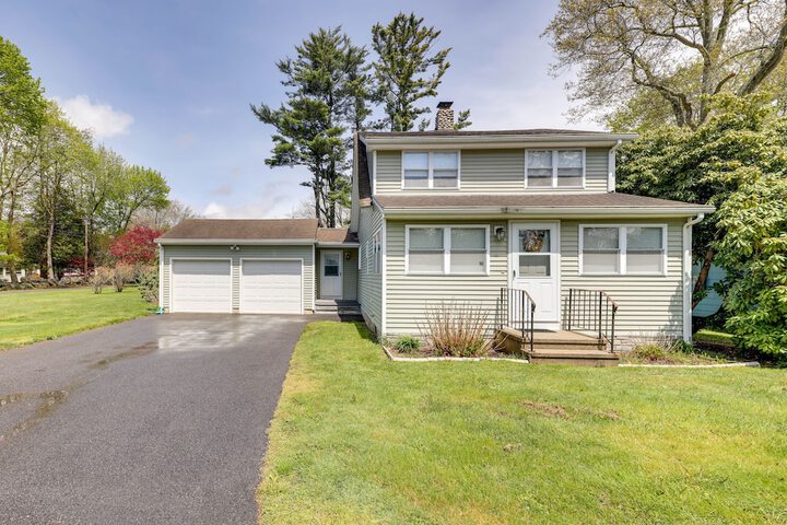 Charming Old Saybrook Home: Half-mi to Sand & Sea!