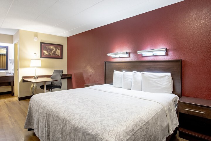 Room 27 of 33