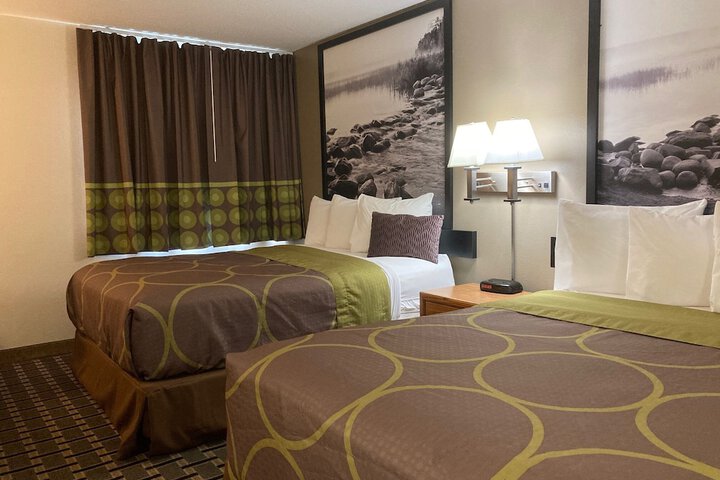 Super 8 by Wyndham Chisago City